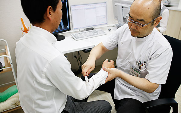 整形外科医による診察風景