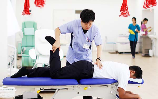 理学療法士によるリハビリのイメージ