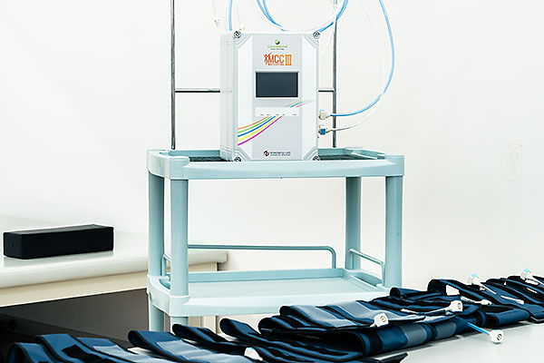 駆血用自動調圧装置 マルチカフケア